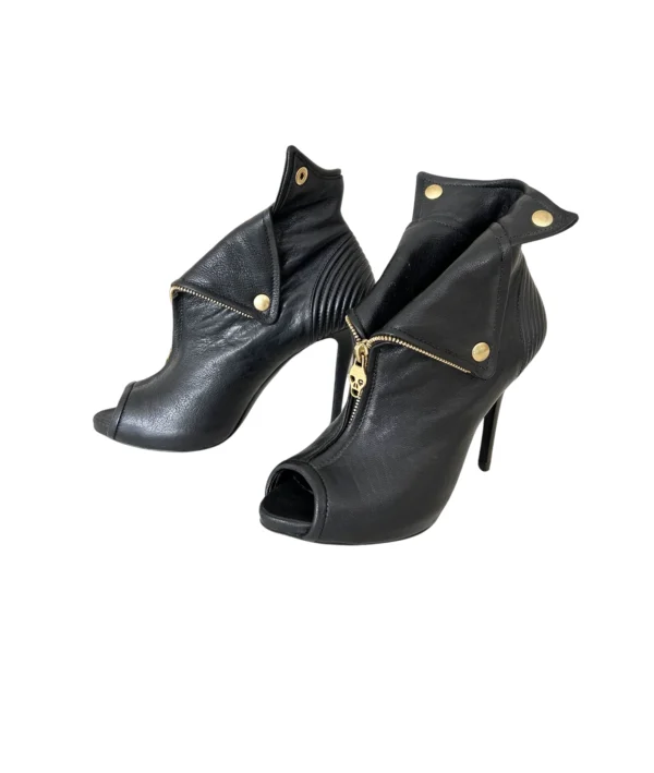 Alexander McQueen (Size 38)